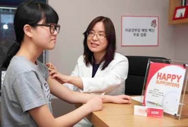 대한산부인과의사회(회장 박노준) 소속 전문의가 자궁경부암 예방을 위한 ‘救(구)삶 캠페인’의 일환으로 한 청소년에게 자궁경부암 백신을 무료 접종 해주고 있다